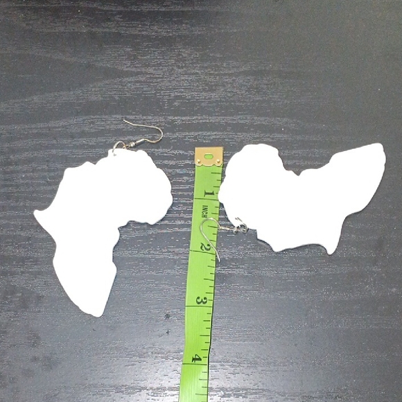 Tan And Light Pink Leopard Africa Shaped Statement Earrings - Picture 3 of 3